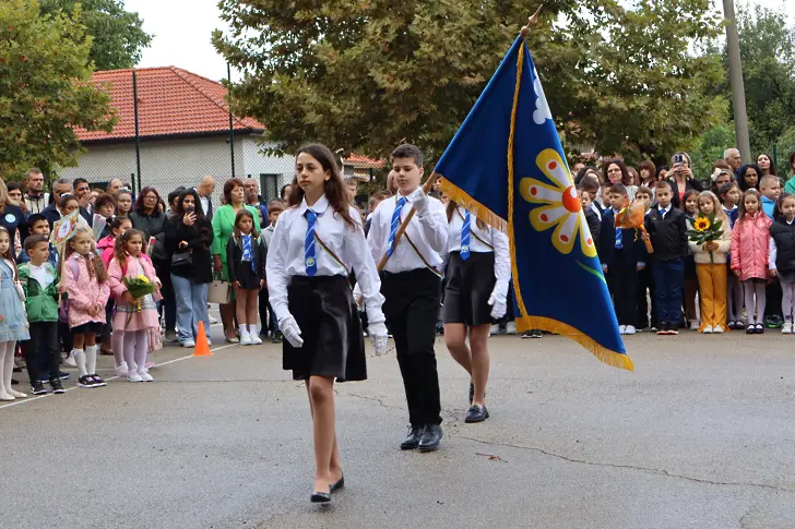  Кметът на Община Левски Любка Александрова честити новата образователна година в ОУ „ Максим Горки ” 