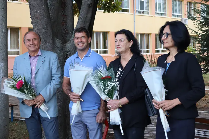  Кметът на Община Левски Любка Александрова честити новата образователна година в ОУ „ Максим Горки ” 