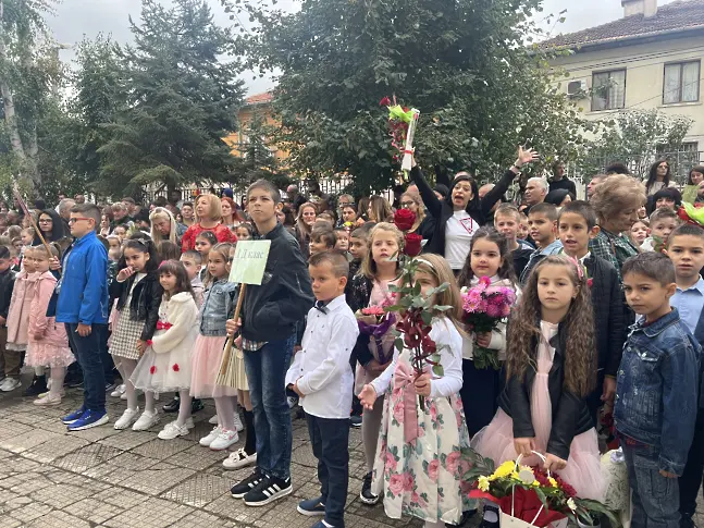  Първият учебен звънец огласи учебните заведения в Община Кюстендил! 