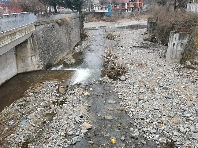 Заради маловодие забраниха риболова в река Триградска