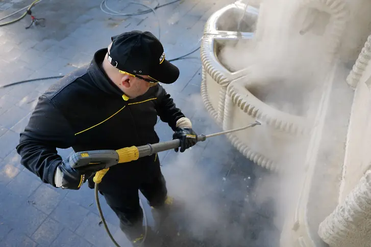 „Земеделската чешма“ до ДКТ „Иван Радоев“ в Плевен беше почистена от екип на немската фирма „Керхер“ с професионални машини