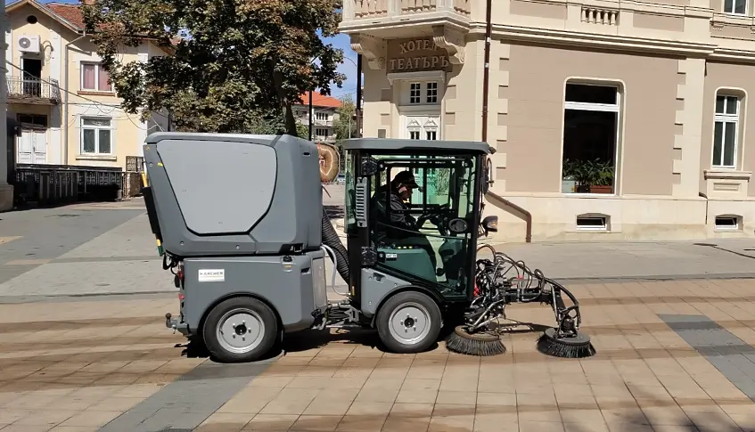 „Земеделската чешма“ до ДКТ „Иван Радоев“ в Плевен беше почистена от екип на немската фирма „Керхер“ с професионални машини