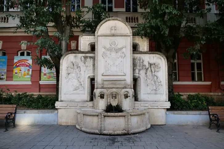 „Земеделската чешма“ до ДКТ „Иван Радоев“ в Плевен беше почистена от екип на немската фирма „Керхер“ с професионални машини