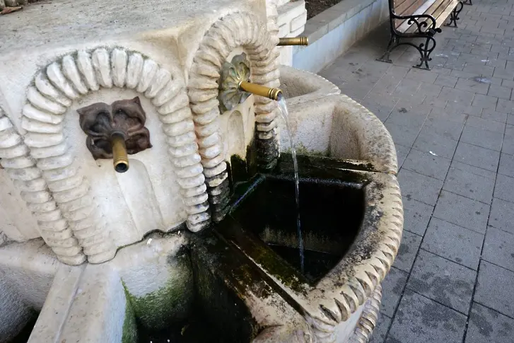 „Земеделската чешма“ до ДКТ „Иван Радоев“ в Плевен беше почистена от екип на немската фирма „Керхер“ с професионални машини