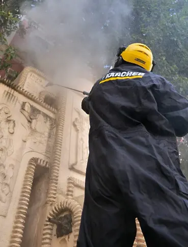 „Земеделската чешма“ до ДКТ „Иван Радоев“ в Плевен беше почистена от екип на немската фирма „Керхер“ с професионални машини