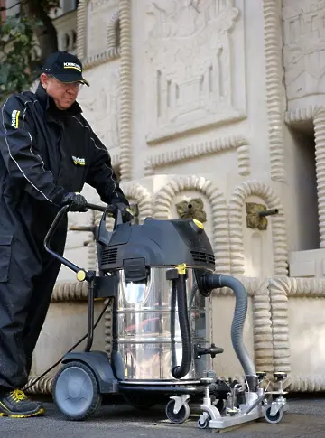 „Земеделската чешма“ до ДКТ „Иван Радоев“ в Плевен беше почистена от екип на немската фирма „Керхер“ с професионални машини