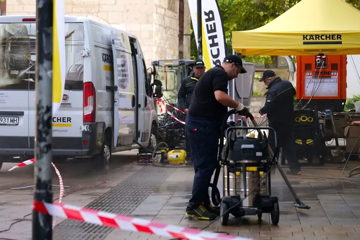 „Земеделската чешма“ до ДКТ „Иван Радоев“ в Плевен беше почистена от екип на немската фирма „Керхер“ с професионални машини