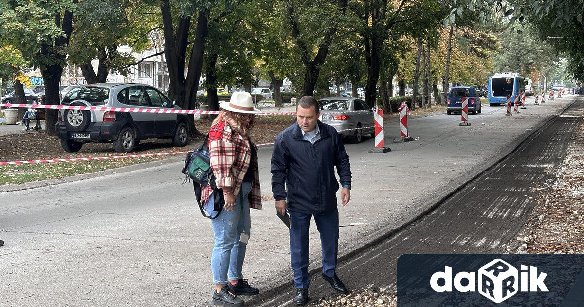 Кметът Пенчо Милков заместник кметът Здравка Великова и представители на