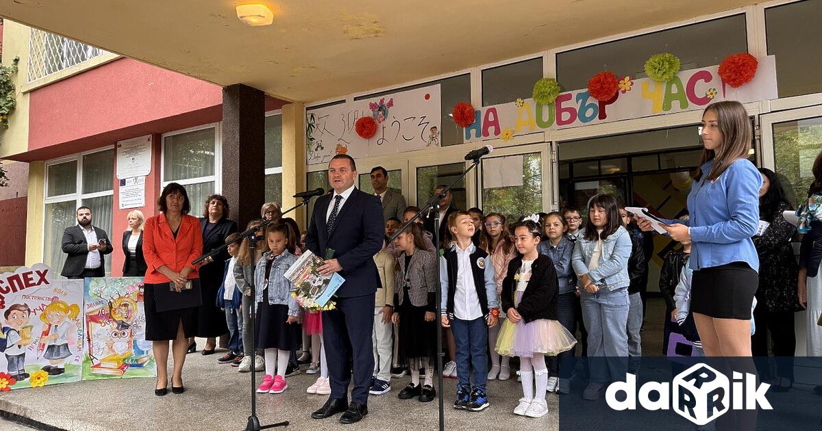 С тържествени церемонии бе дадено началото на новата 2024 2025 учебна