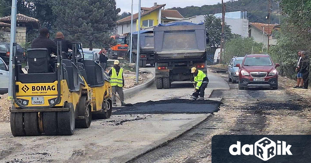 Довършителните работи по настилката на варненската улица Прилеп в участъка от