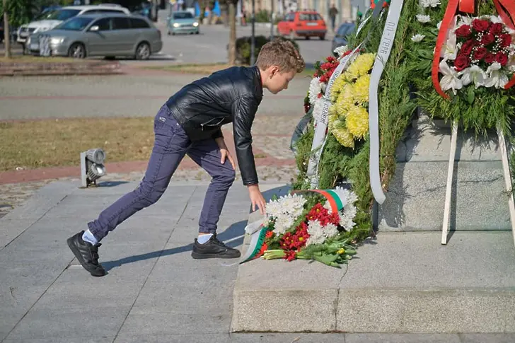 Венци и цветя отрупаха паметника на Свободата в Севлиево в Деня на независимостта