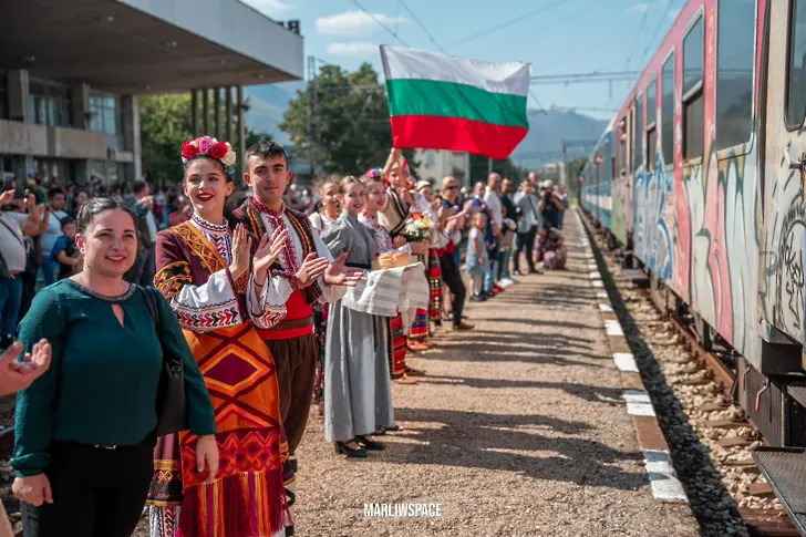 Стотици посрещнаха ретро влак с парен локомотив с царски вагони във Враца