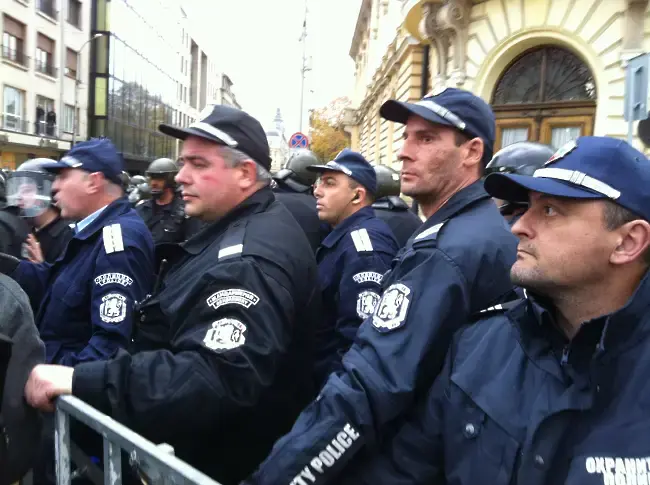 България отделя най-много пари за полицаите от страните в ЕС, но какво от това