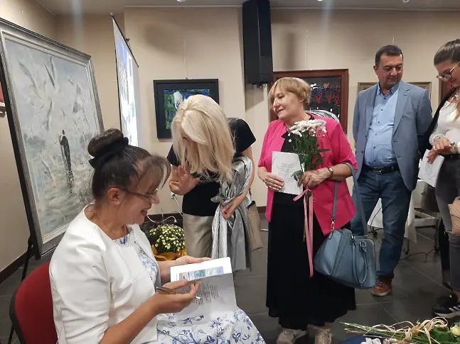 Премиерата на поетичния албум “Кеят на чайките” на Весела Димова-Томова заплени гостите на събитието