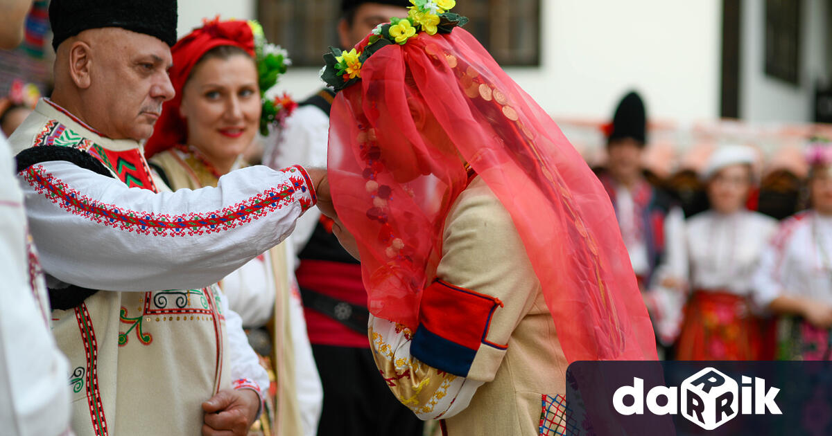 С възстановка на традиционна българска сватба в Плевен бе поставено