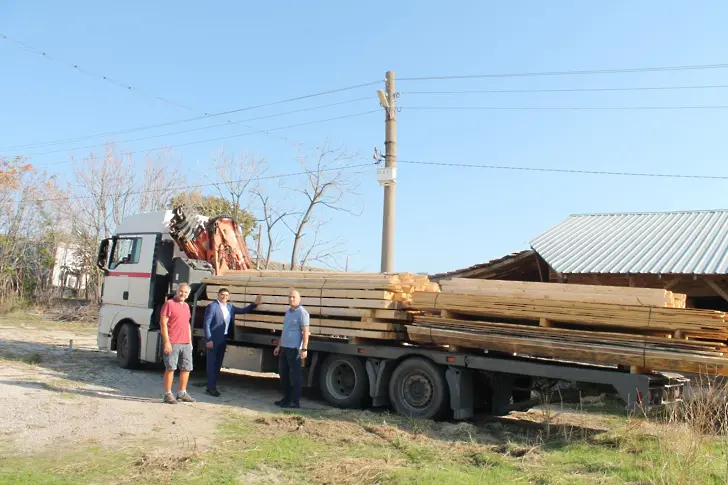 Дарение за пострадалите в пожарите край Свиленград