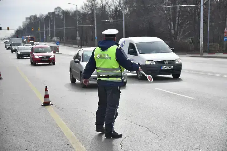 Вятърът скъса пано на Карловския надлез, падна скеле на ул. „Авксентий Велешки“