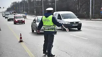 Вятърът скъса пано на Карловския надлез, падна скеле на ул. „Авксентий Велешки“