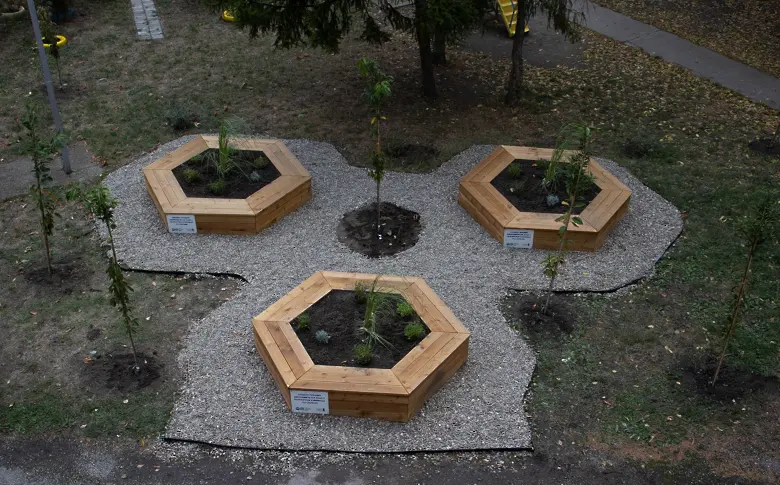 Училищен двор в Плевен става по-зелен с кътове за четене и отдих 