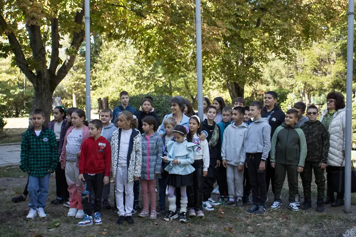 Училищен двор в Плевен става по-зелен с кътове за четене и отдих 