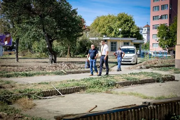 Община Пазарджик започна ремонт на осветлението в оживен градски парк