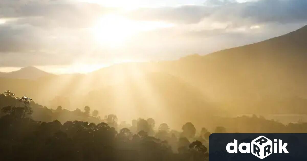 Днес ще бъде слънчево с разкъсана висока по късно през деня