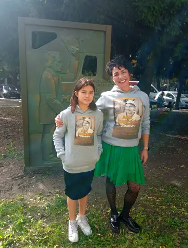  Дъщерята и внучката на Кирил Господинов пред новооткрития монумент на артиста 