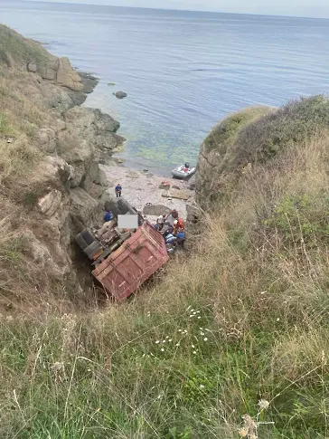 Камион пропадна в скалите на Царево, евакуираха водача с лодка