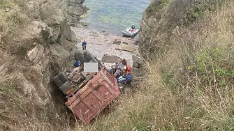 Камион пропадна в скалите на Царево, евакуираха водача с лодка