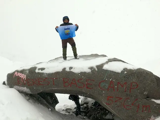 Моряк развя флага на Аксаково под Еверест