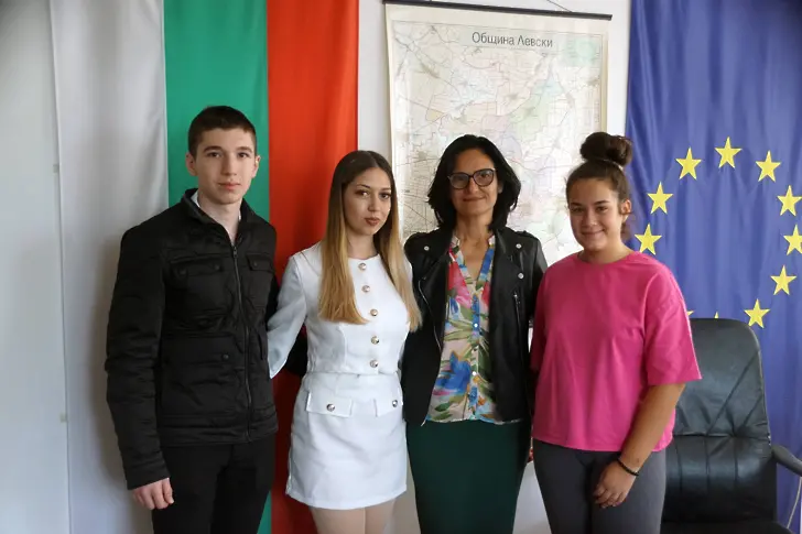 Община Левски запозна млади хора с работата на органите за местно самоуправление по повод Деня на българската община