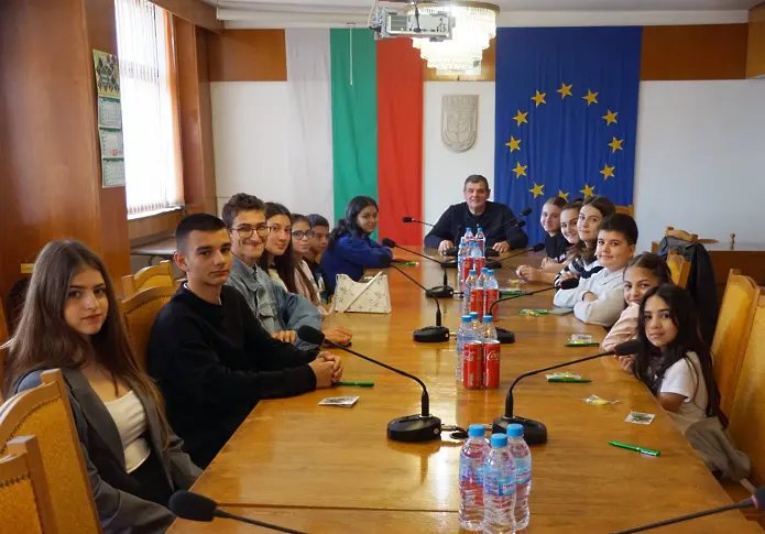 Община Левски запозна млади хора с работата на органите за местно самоуправление по повод Деня на българската община
