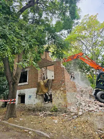 Опасната къща в район „Северен" бе съборена след намесата на кмета Венцислава Любенова