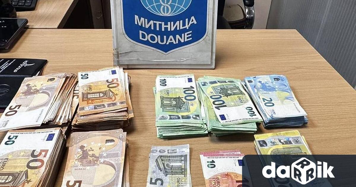 Недекларирани 100 000 щатски долара и 61 500 евро са