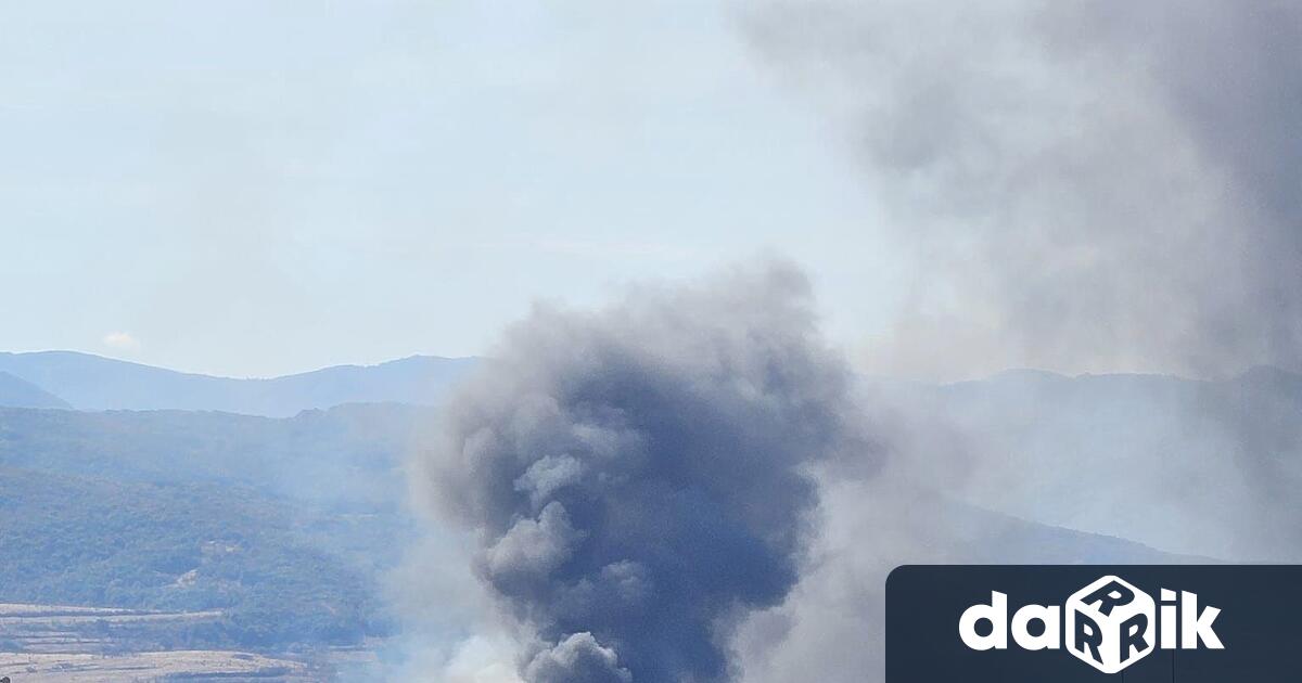 Пореден пожар в Пловдив Гори незаконно сметище вквартал Прослав съобщиха