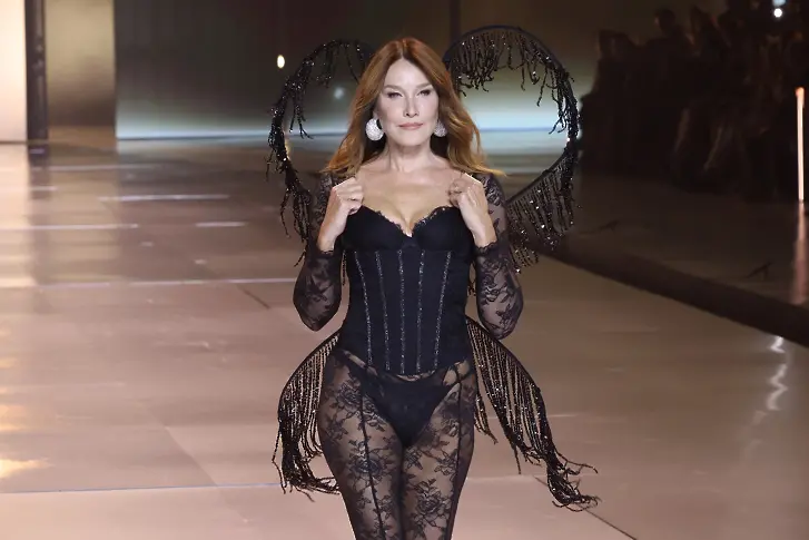  Ангелите на Victoria's Secret се завърнаха: Вижте акцентите от дълго чаканото фешън шоу (ВИДЕО) 