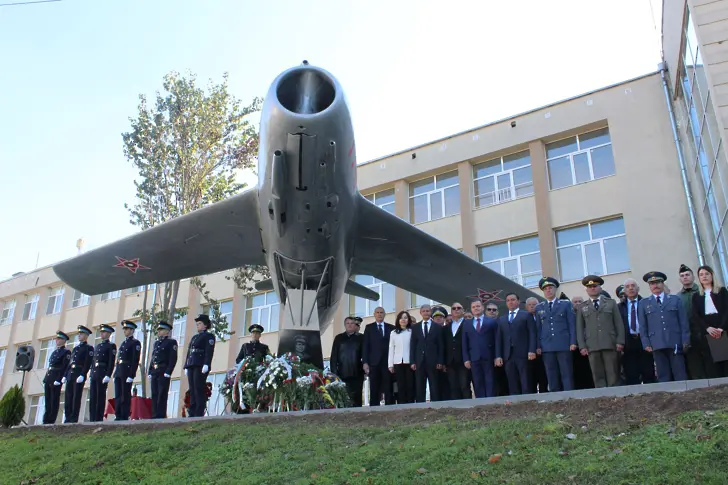 С армейски почести във Ветово откриха мемориална плоча в памет на полковник Велико Пенчев