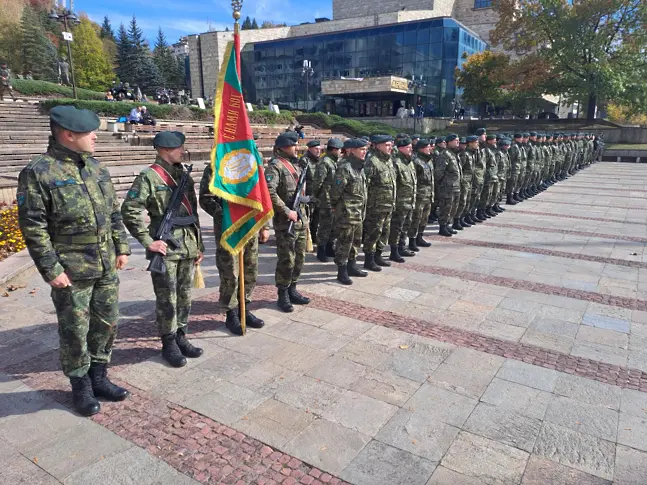 Командирът на Сухопътните войски и посланикът на Великобритания за празника на 101-ви Алпийски полк в Смолян