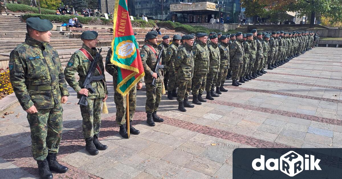 С Ден на отворените врати и демонстрация на бойна техника