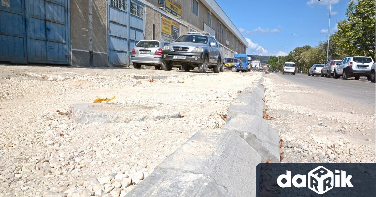 Асфалтирането на варненския булевард Христо Смирненски продължава днес и утре