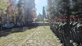 Осигурява безплатен транспорт на желаещите да посетят тържествата на връх Средногорец