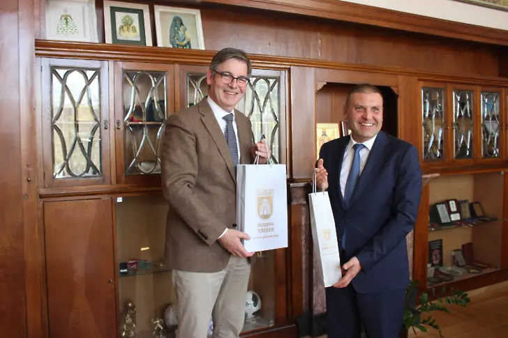 Посланикът на Нидерландия Н. Пр. Симон ван дер Бург с първо посещение в Плевен