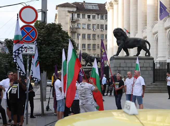 Таксиметрови шофьори излизат на протест в защита на свой колега