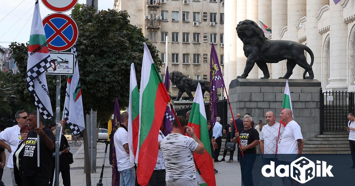 Таксиметрови шофьори от цялата страна организират национален протест в защита