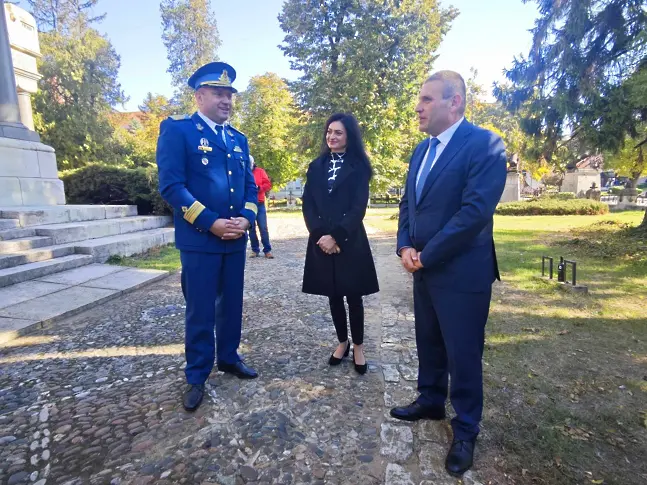 Румънски дипломати почетоха в Плевен Деня на румънската армия