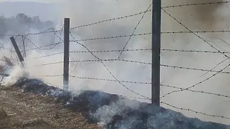 Горяха сухи треви в землището на Катуница