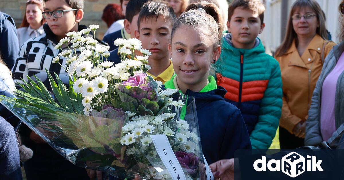 Венци и цветя отрупаха бюст паметника на Хаджи Стоян в