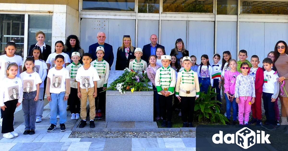 С полагането на цветя пред паметници на будители десетки новозагорци