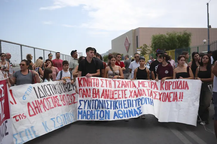 Гръцките ученици протестират срещу забраната да ползват телефони в училище