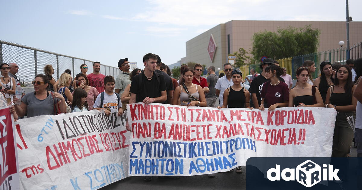 Учениците в Гърция протестират срещу наложената забрана да не се